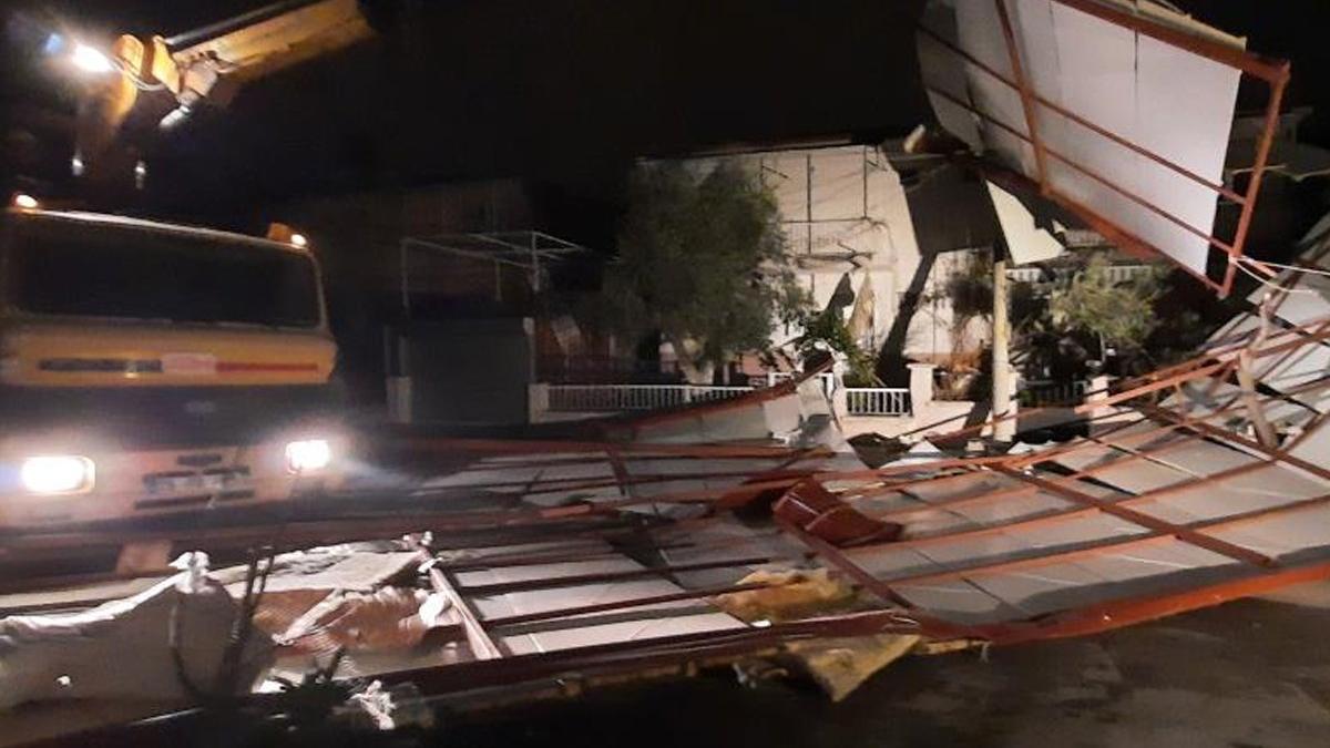 Çatıları uçuran fırtına, mahalleyi karanlığa gömdü