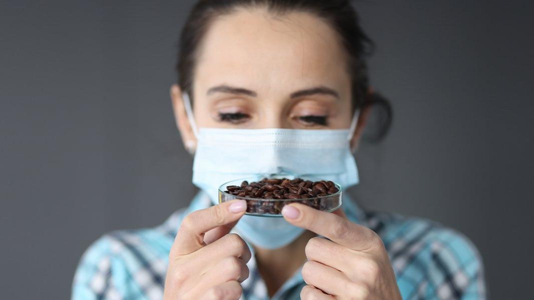 Coronanın belirtilerinden biri... Koku kaybına egzersiz