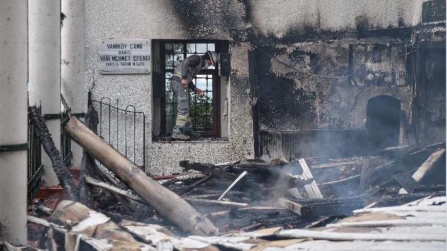 İstanbul'da tarihi Vaniköy Camisi'nde yangın