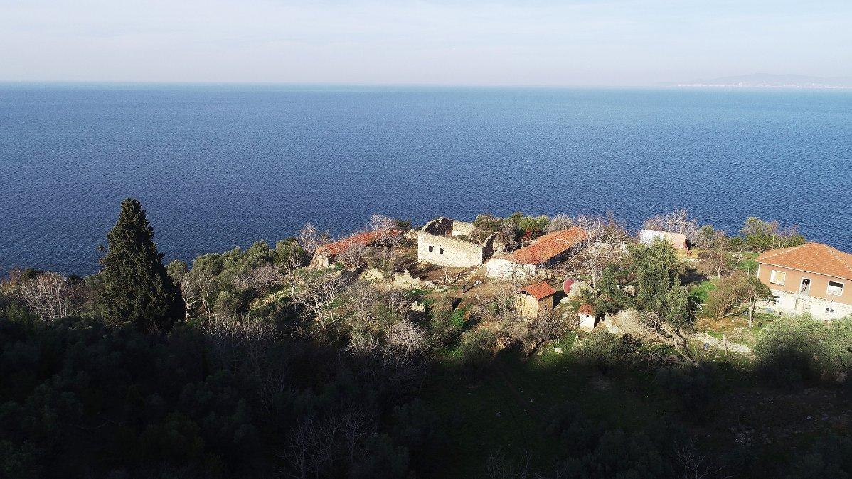 Defineciler tarihi kiliseyi talan etti