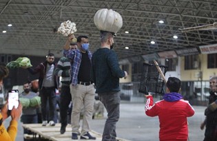 Antalya'da bir grup pazarcı kış sebze ve meyvelerini tezgahtan yaptıkları podyumda defile ile tanıttı