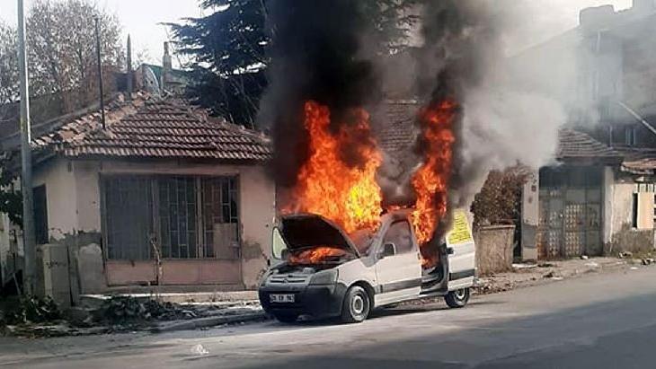 Yanan aracını söndürmeye çalışırken kalp krizinden öldü