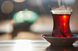 'Çay şekerli mi içilir, şekersiz mi' tartışmasına Dadaşlar 'kıtlama' dedi