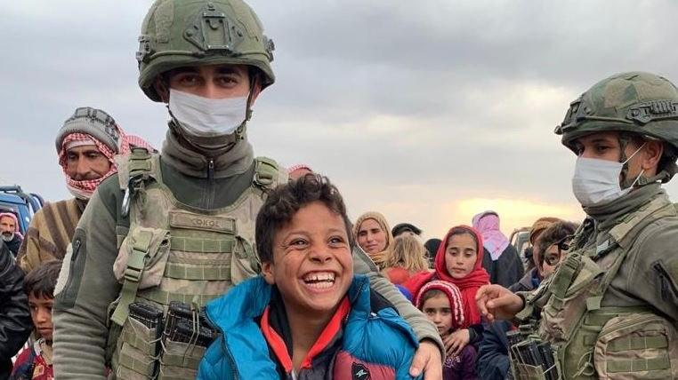 Mehmetçikten Suriyeli çocuklara kıyafet yardımı