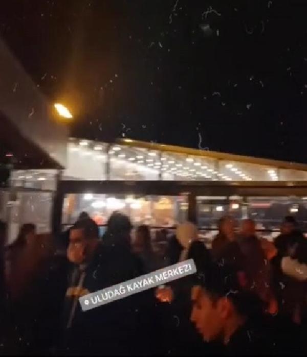 Uludağ'da maskesiz mesafesiz parti görüntüleri tepki çekti