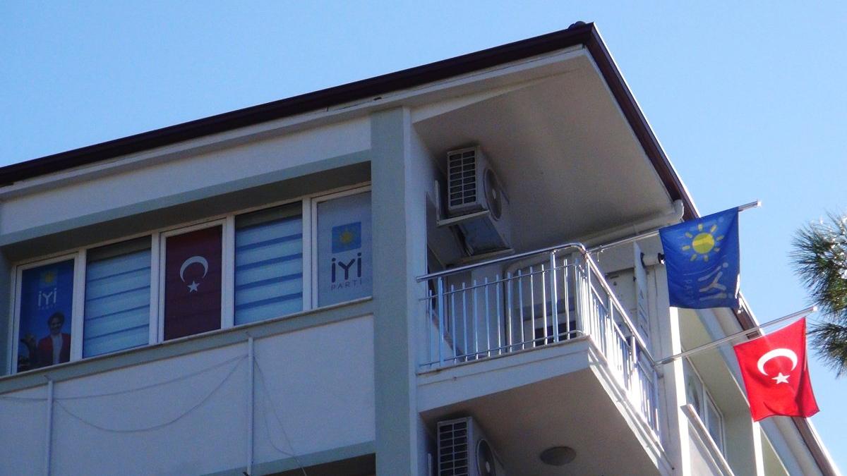 Ümit Özdağ'ın Muğla'ya gelişi öncesi İyi Parti yönetimi düştü