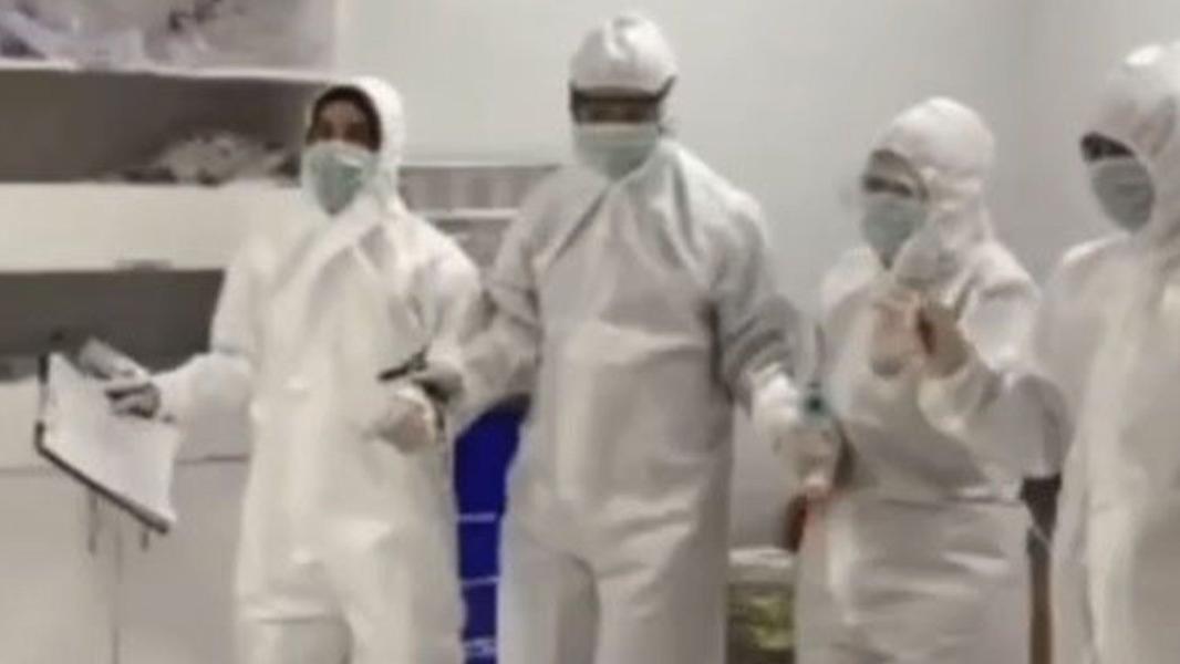 Corona savaşçıları, halay çekerek yeni yıla girdi