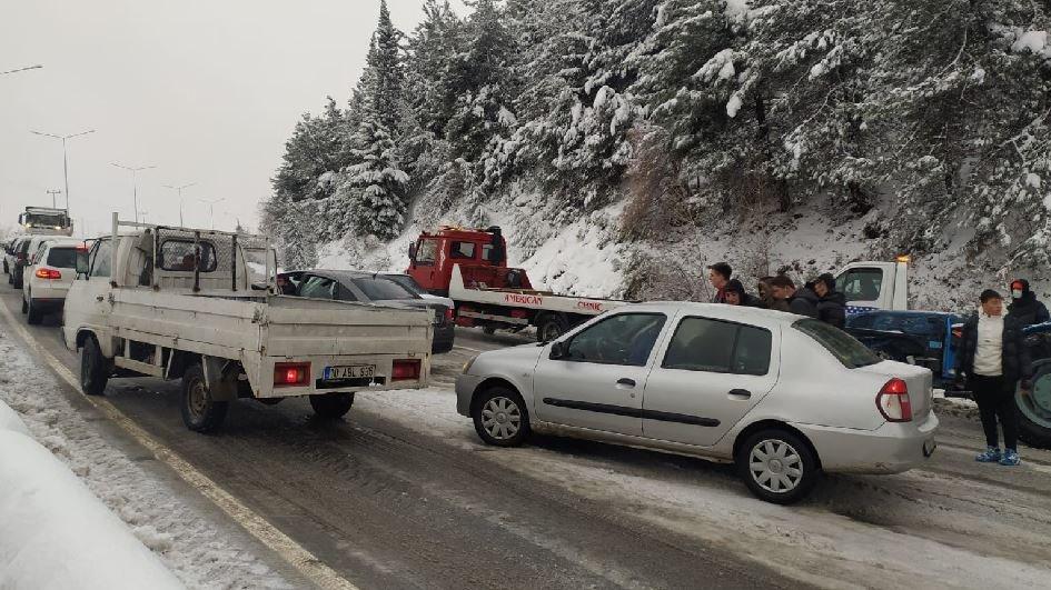 Yol kapandı yüzlerce araç mahsur kaldı