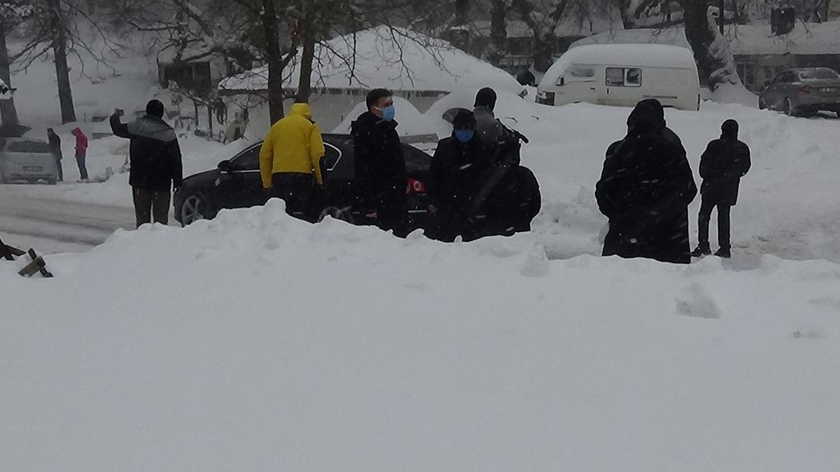 Kar nedeniyle 30 kişi mahsur kaldı, ekipler harekete geçti