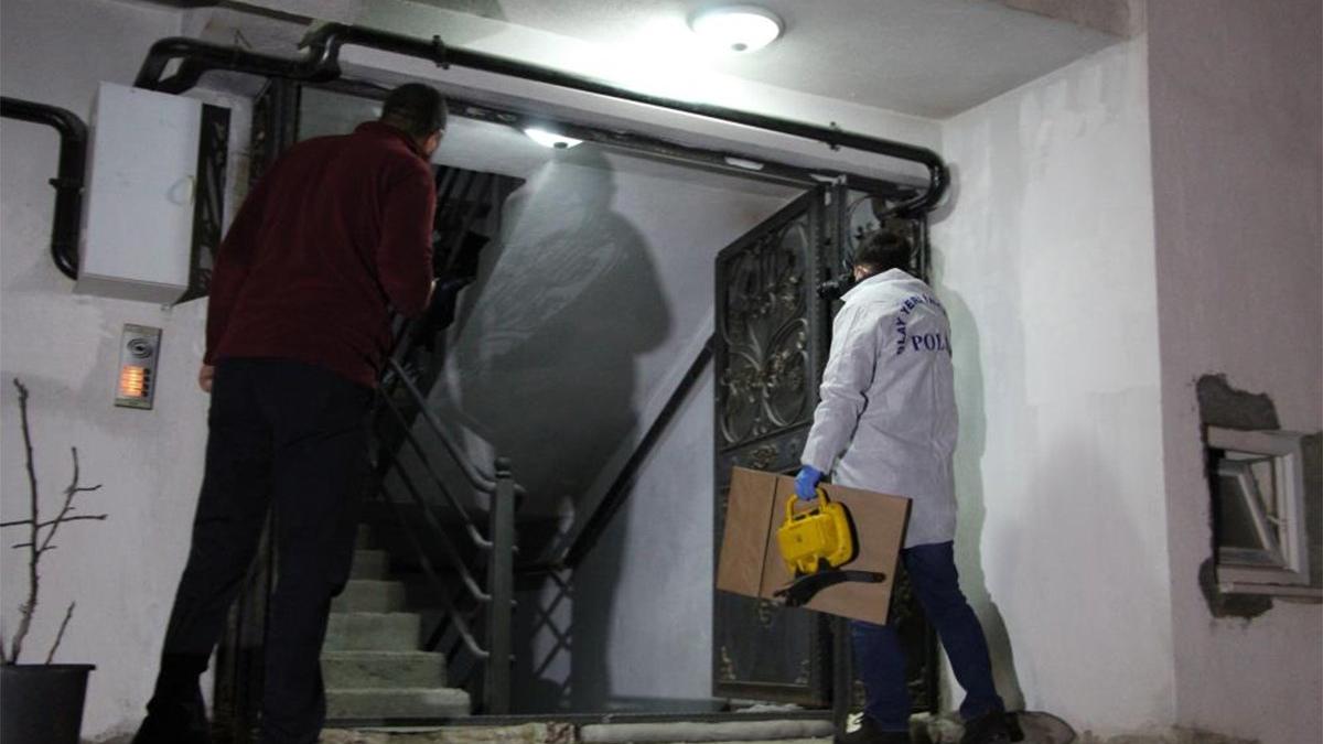 İhanetle suçladığı eşini defalarca bıçakladı