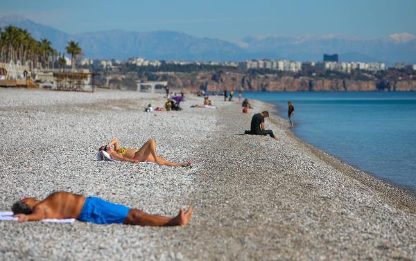 56 saatlik kısıtlamada sahiller turistlere kaldı, güneşin ve denizin tadını çıkardılar