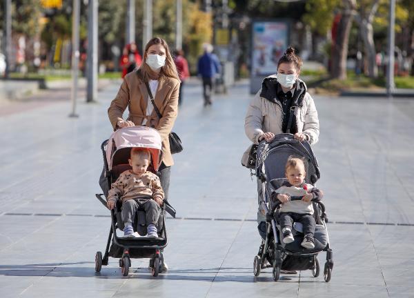 56 saatlik kısıtlamada sahiller turistlere kaldı, güneşin ve denizin tadını çıkardılar
