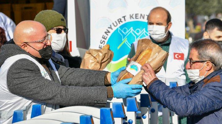 Esenyurt'ta ücretsiz Halk Ekmek dağıtıldı
