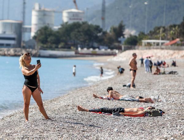 Antalya sahilleri kısıtlamadan muaf olan turistlerle doldu taştı