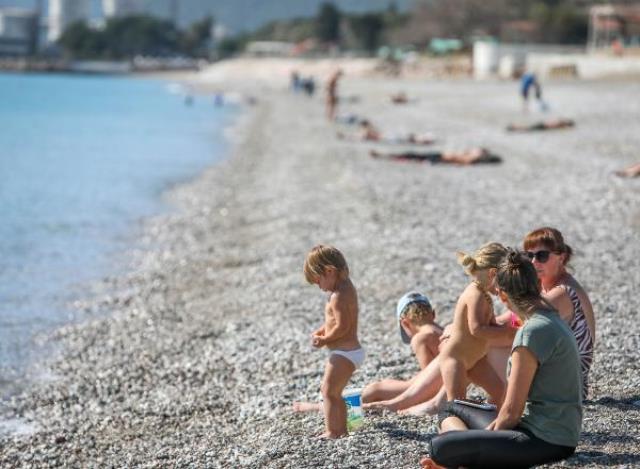Antalya sahilleri kısıtlamadan muaf olan turistlerle doldu taştı