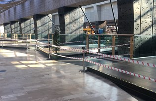 AVM'de yerde yemek yiyenlere karşı önlem