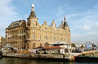 Haydarpaşa Garı kazılarında gizemli mermer yapı bulundu