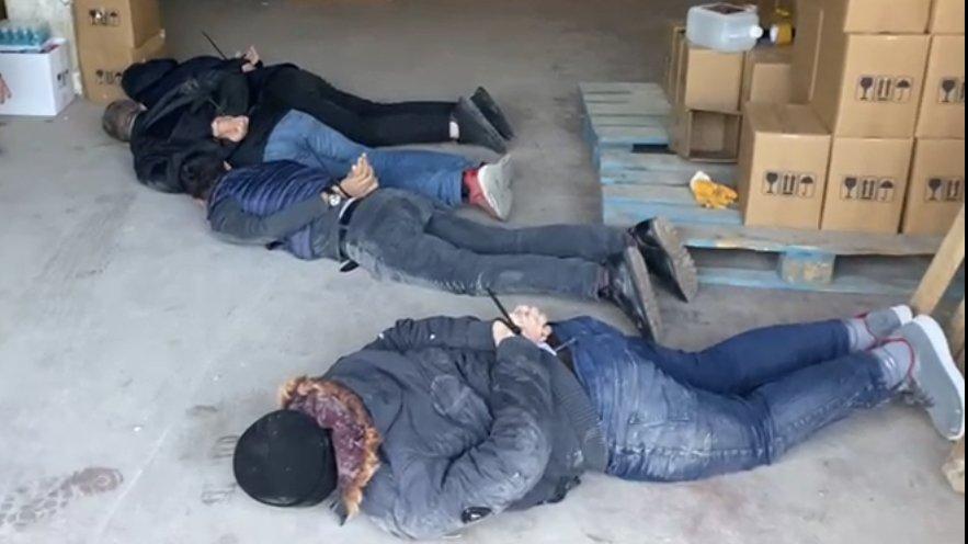 Ahır olarak kullanılan depoda 9 bin litre kaçak alkol