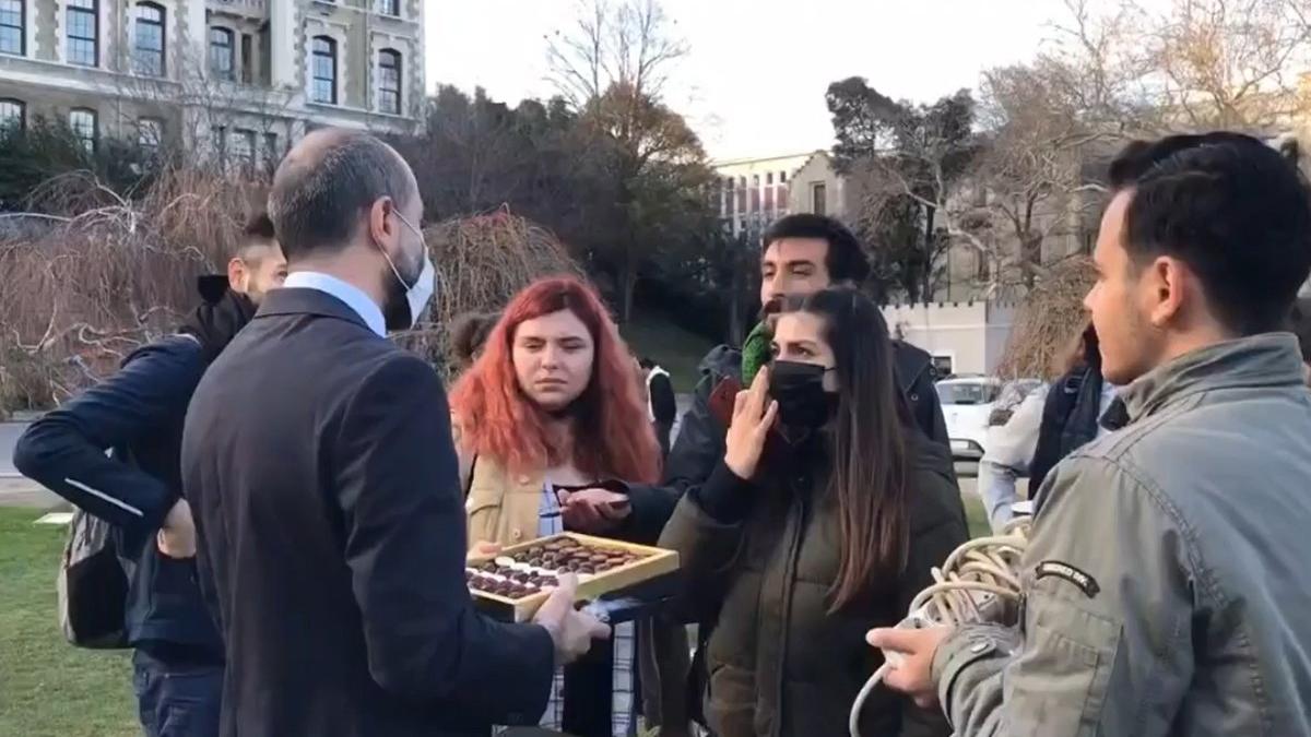 Melih Bulu'nun çikolata ikramına öğrencilerden tepki