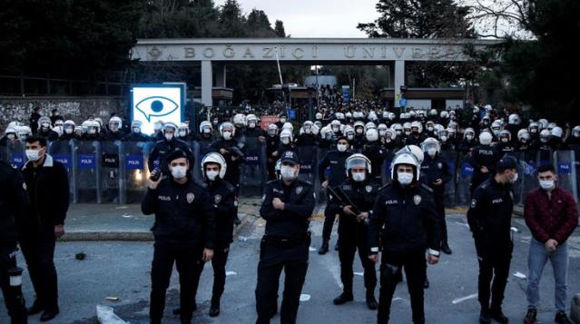 Boğaziçi Üniversitesi'nde toplanma çağrılarına karşı harekete geçen Valilik, gösteri ve yürüyüş yasağını hatırlattı