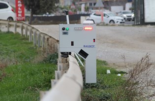 Trafik ihlali yapanlara karşı bariyerlerde gezen robot