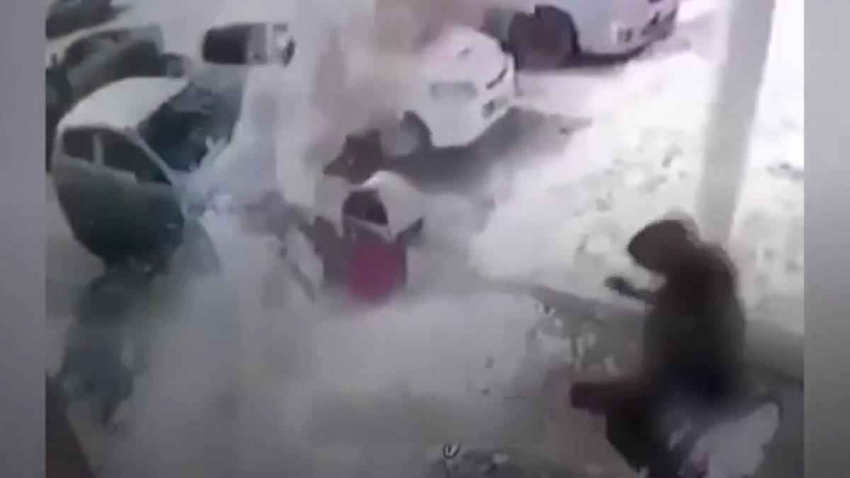 Çatıda biriken kar çocuğun üzerine düştü