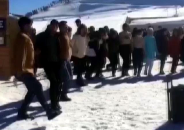 Kayak merkezinde halay tepki çekti