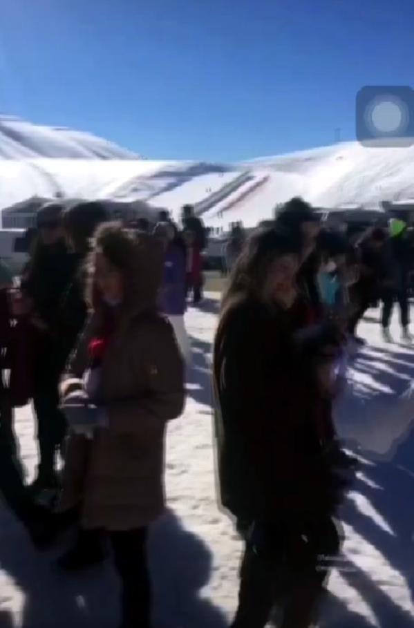 Cezalara rağmen uslanmıyorlar! Yine kayak merkezi yine koronanın hiçe sayıldığı görüntüler