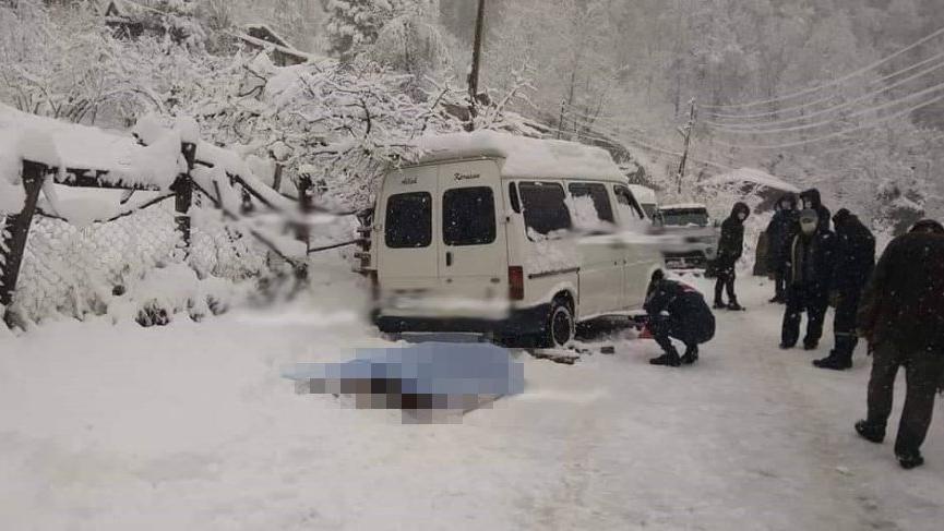 Zincir takarken hareket eden minibüsünün altında kalıp hayatını kaybetti