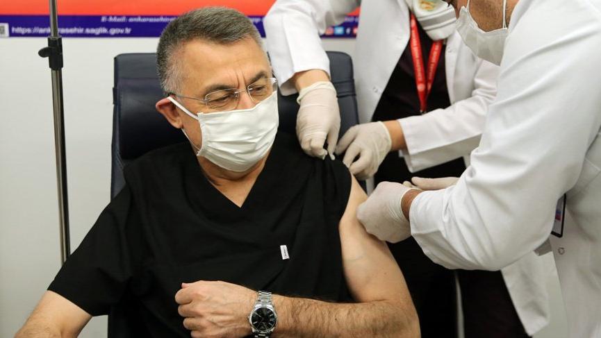 Cumhurbaşkanı Yardımcısı Fuat Oktay corona virüsü aşısı oldu