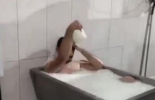 Süt banyosu olayıyla gündeme gelen Emre Sayar: Böyle bir hatayı nasıl yaptım