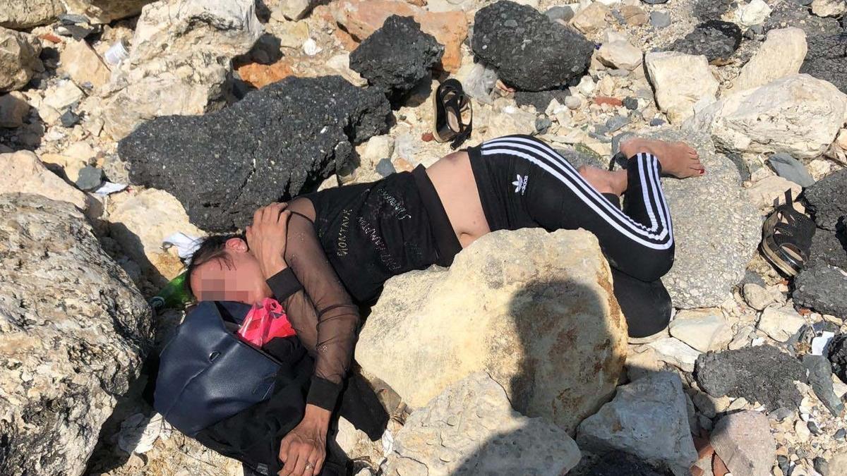 Genç kadını dövüp kayalıklara attılar