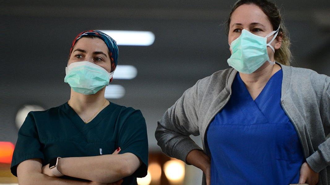 Sağlık çalışanlarına getirilen izin kısıtlaması kaldırıldı