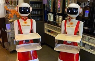 Corona virüs önlemi: Robot garsonlar göreve başladı