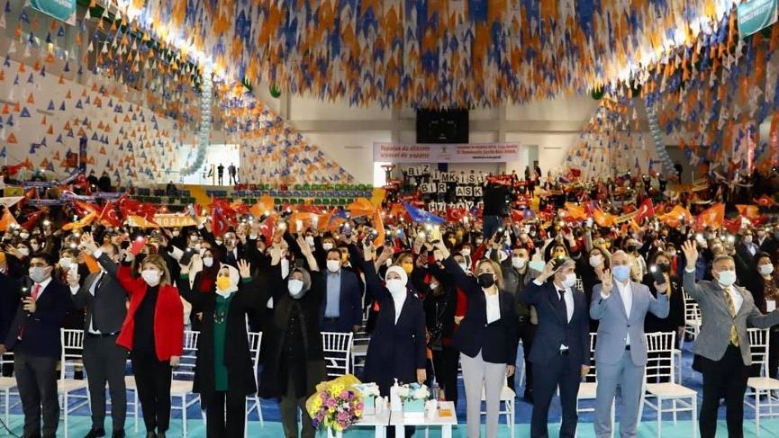 AKP kongresinde sosyal mesafe hiçe sayıldı