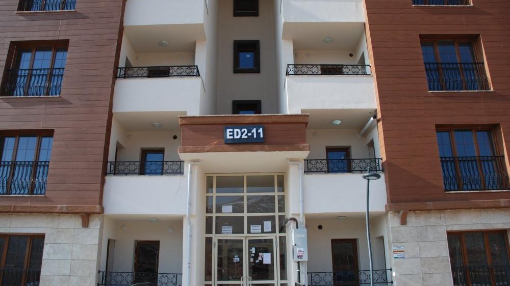 TOKİ'nin Elazığ'da yaptığı deprem konutlarında çatlaklar görüldü