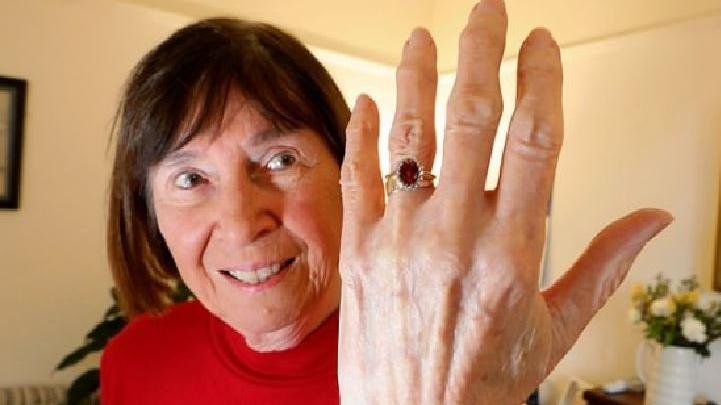 30 yıldır kayıp olan nişan yüzüğüne kavuştu