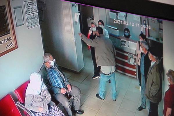 Hastanede skandal! Pantolonunu indirip, sağlık çalışanlarına küfretti; o anlar kamerada