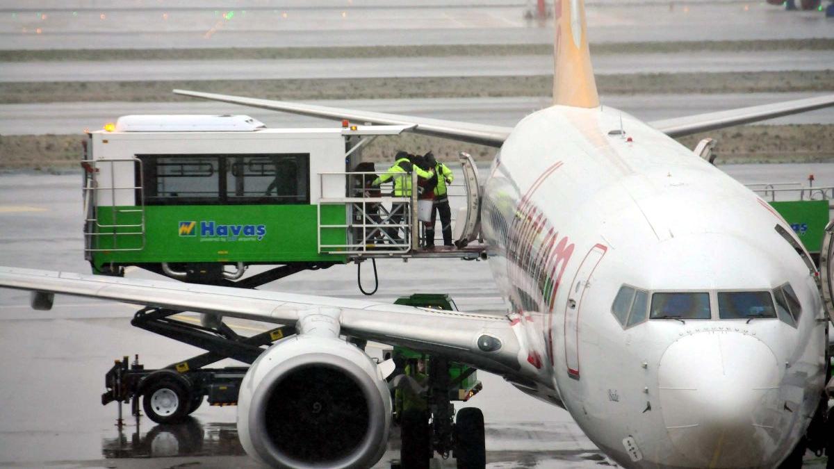 Yolcu bilinç kaybı yaşadı, uçak acil iniş yaptı