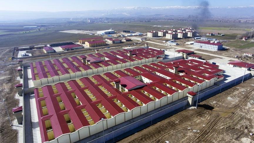 Kim yapıyor bu cezaevlerini?