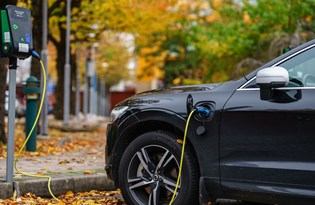 2050 yılında otomobillerin tamamına yakınının elektrikli olması gerekiyor