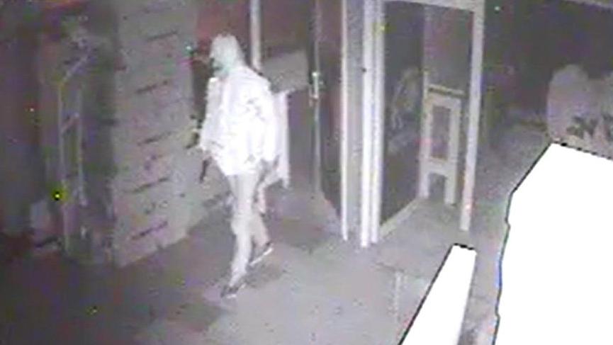 Polis 55 ayrı suç dosyası bulunan hırsızlık şüphelisini arıyor