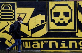 İngiltere'de karantina kademeli olarak kaldırılacak