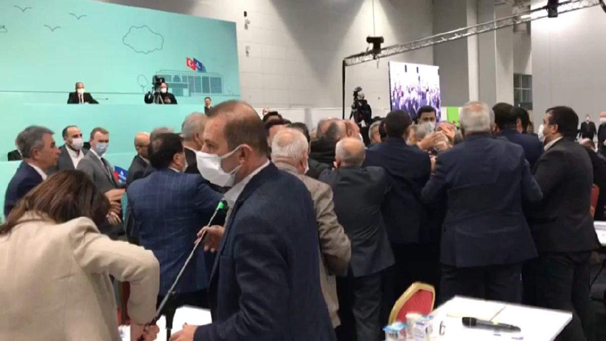 İBB Meclisi'nde arbede