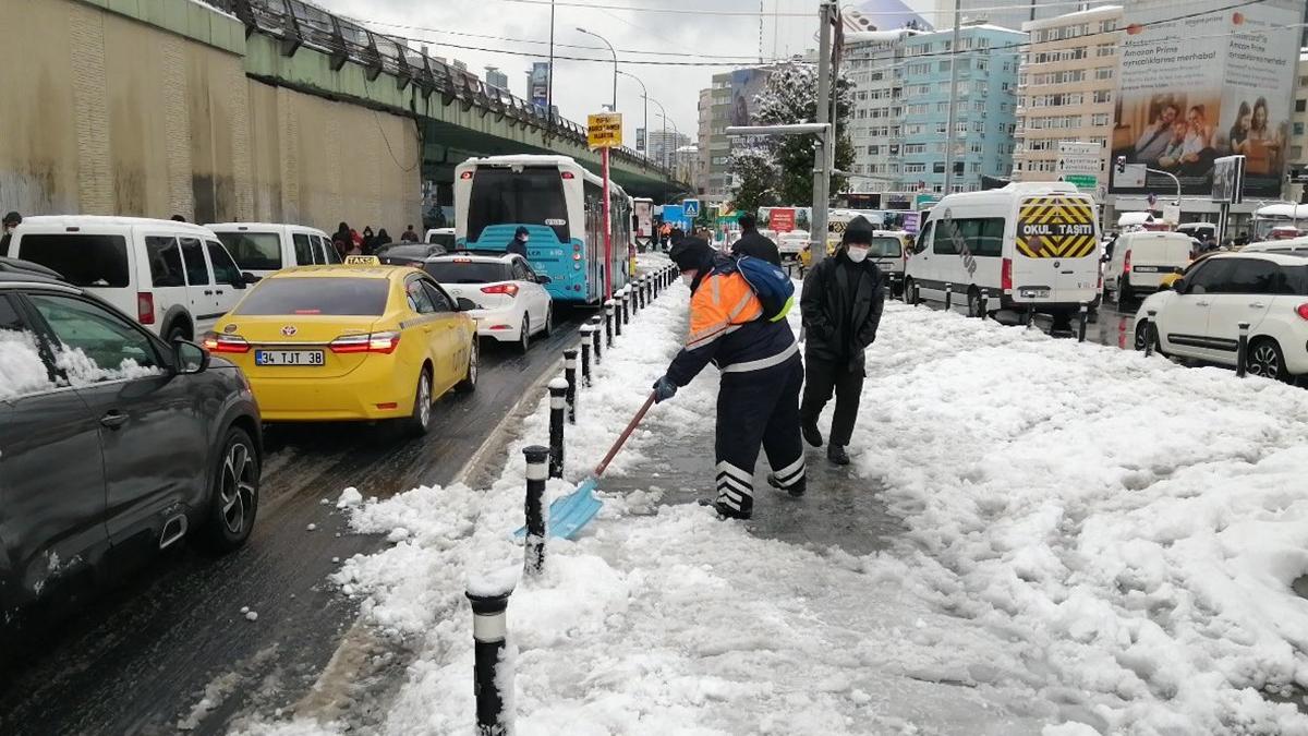İstanbul'da kar yolları kapattı! Trafik durdu