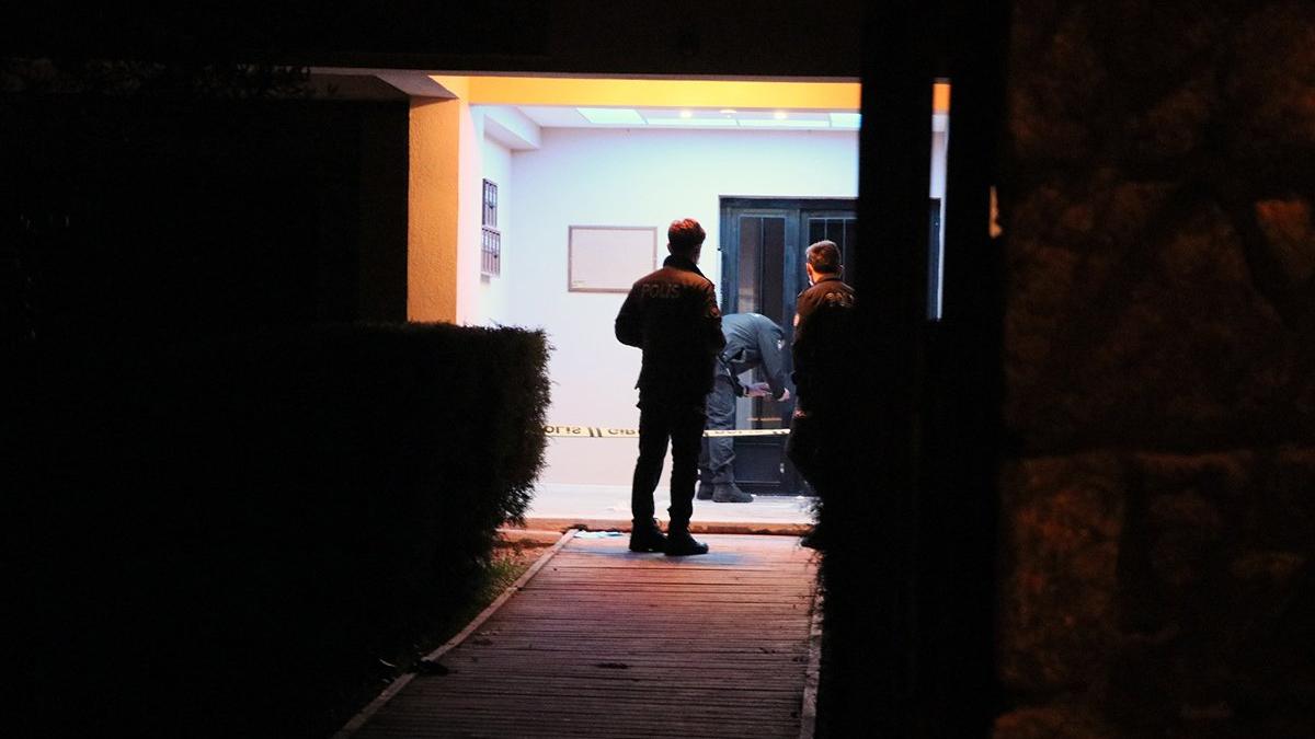 Evinin önünde kurşunların hedefi oldu