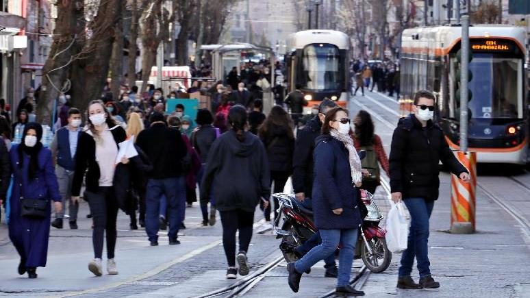 Mutasyonlu virüs görülen Eskişehir'de korkutan kalabalık