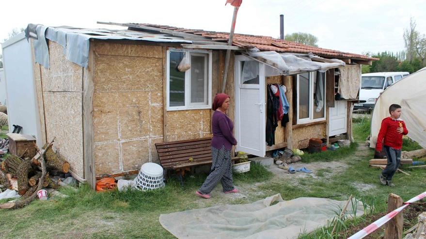 Depremzedeler 9 m2'lik konteynerlere terk edildi