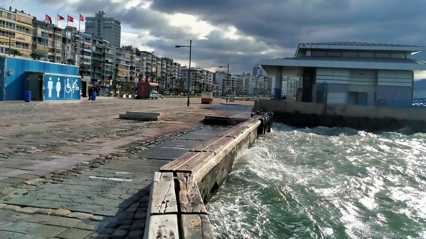 İzmir'de deniz ulaşımına rüzgar engeli