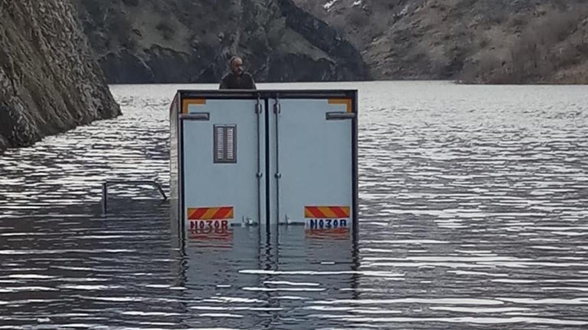 Kapaklar açıldı suyun ortasında mahsur kaldı